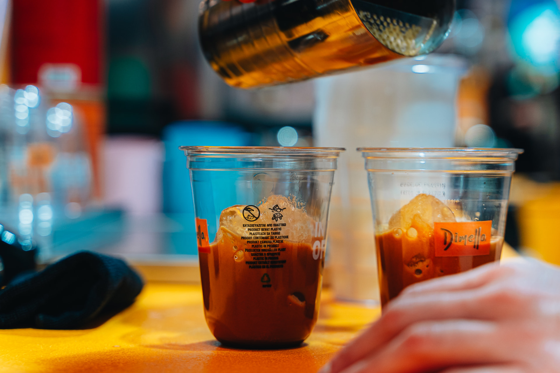 Een Freddo wordt in een Dimello-glas geschonken