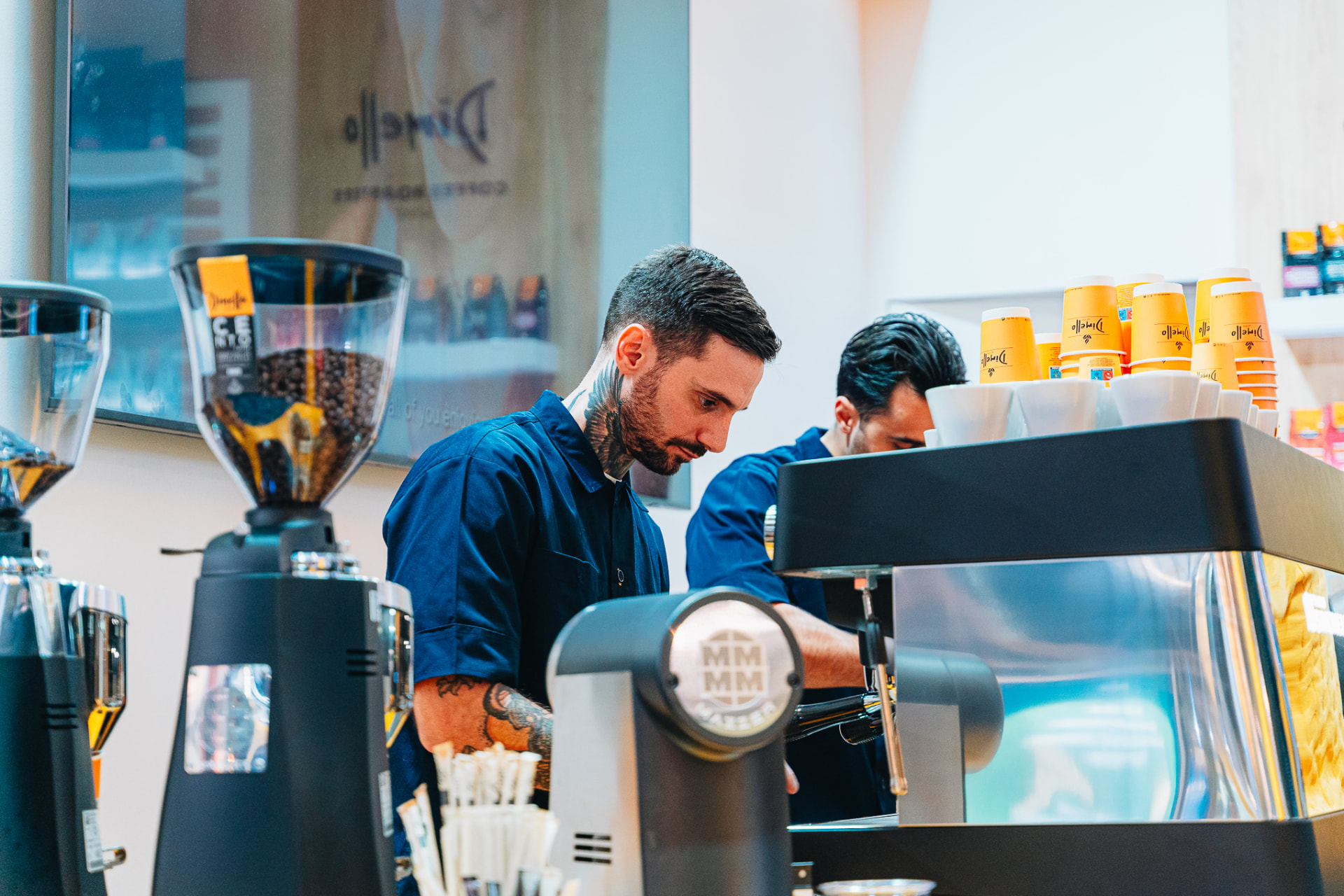 Barista’s achter de Dimello-bar